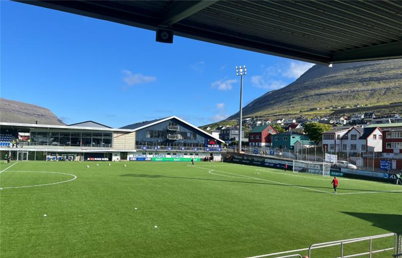Klaksvik ist mit seinen 5.000 Einwohnern die zweitgrößte Stadt der Nordinseln. Das Stadion trägt den Namen Við Djúpumýrar.
