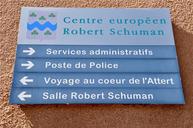 Klare Anzeige: Direkt neben der Gemeinde liegt das „Robert-Schuman-Zentrum“. Dan...