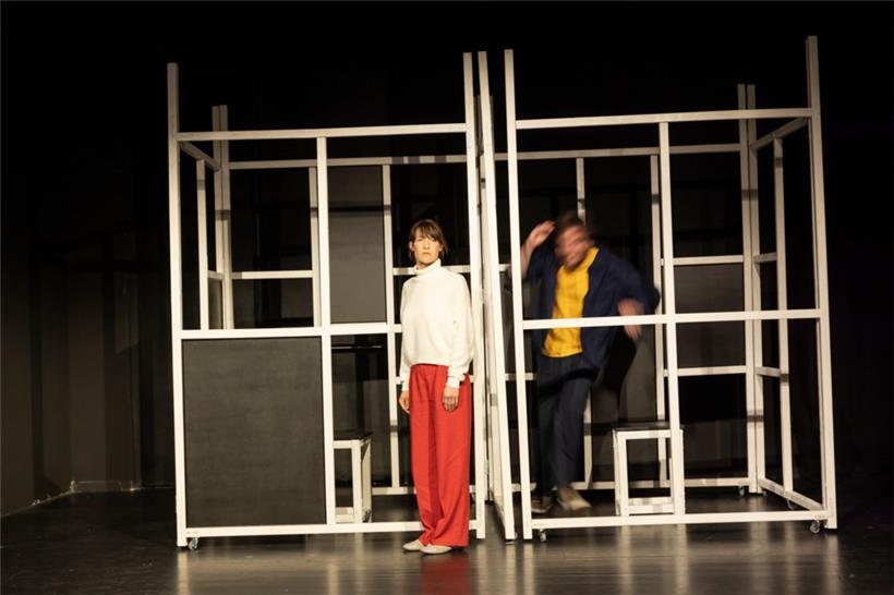 Klarsicht oder verschwommene Wirklichkeitsauffassung: die Aussteigerin (Catherine Janke) und der Spurensucher (Pitt Simon) in „Janus“
