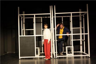 Klarsicht oder verschwommene Wirklichkeitsauffassung: die Aussteigerin (Catherine Janke) und der Spurensucher (Pitt Simon) in „Janus“
