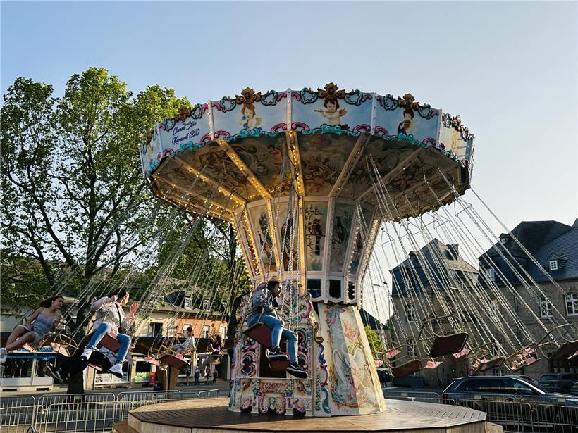 Klassische Fahrgeschäfte auf Jahrmarkt mit nostalgischer Atmosphäre bei sonnigem Wetter