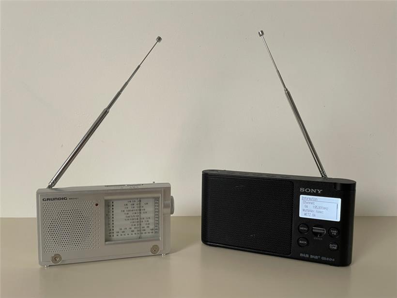 Klassisches und neues Portable-Radio: Die neuen Geräte haben in der Regel DAB+ und UKW
