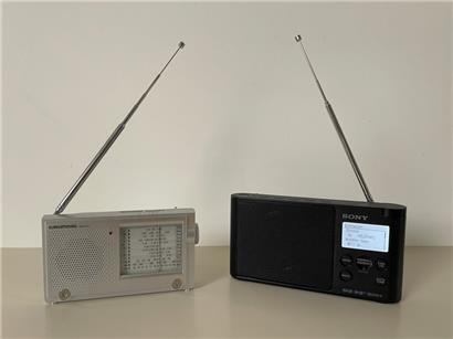 Klassisches und neues Portable-Radio: Die neuen Geräte haben in der Regel DAB+ und UKW
