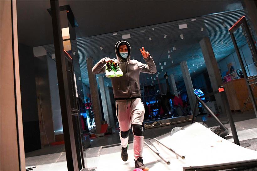 Klauen für die Meinungsfreiheit: Auch in Spanien glauben „Demonstranten“ mit Gewalt, Zerstörung und Diebstahl, die Einhaltung von Grundrechten einfordern zu können
