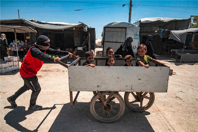 Kleine Freude im Camp-Karren: Im Norden Syriens und des Irak sind Tausende IS-Kämpfer und ihre Familien interniert
