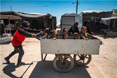 Kleine Freude im Camp-Karren: Im Norden Syriens und des Irak sind Tausende IS-Kämpfer und ihre Familien interniert
