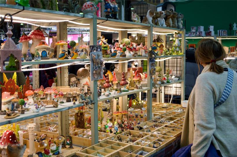 Kleine Welten entstehen aus Miniaturmöbeln, Tierfiguren und filigranen Dekoratio...