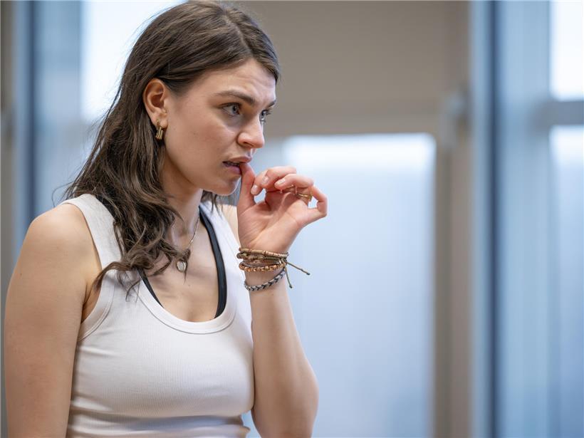 Kleine nervöse Ticks bei Musikerprobe, unbewusste Bewegungen während der Performancevorbereitung