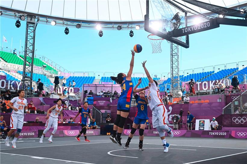 Kleines Spielfeld und nur zwölf Sekunden pro Angriff: Das 3×3 ist noch intensiver als traditioneller Basketball
