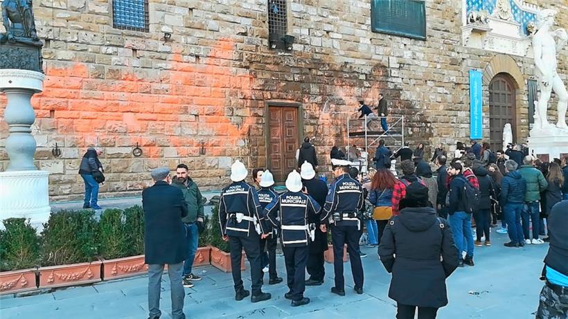 Klimaaktivisten haben die Fassade des berühmten Palazzo Vecchio in Florenz mit Farbe beschmiert
