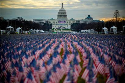 Knapp 200.000 US-Fahnen statt Menschen auf der „National Mall“: Corona und Trump erschweren Bidens Amtseinführung 
