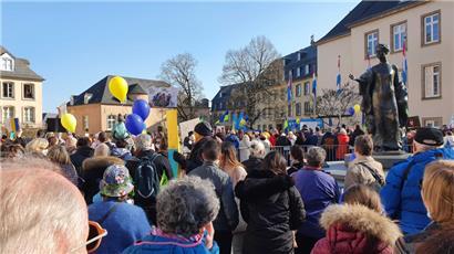 Knapp 3.000 Menschen demonstrieren am Samstag auf der Place Clairefontaine gegen den Krieg in der Ukraine
