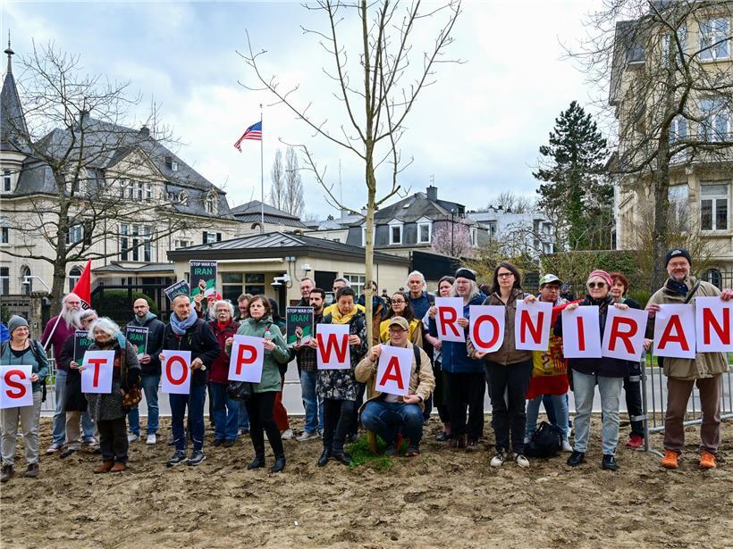 Demonstranten protestieren vor der US-Botschaft gegen den Krieg gegen den Iran an einem Dienstagmittag