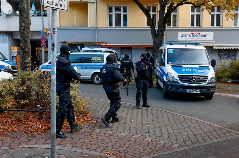 Knapp ein Jahr nach dem Kunstdiebstahl im Dresdner Grünen Gewölbe hat die Polizei am Dienstagmorgen in Berlin drei Tatverdächtige festgenommen. Seit dem Morgen wurden insgesamt 18 Objekte durchsucht.
