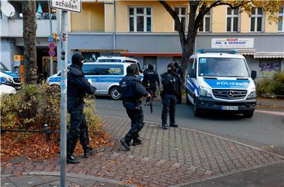 Knapp ein Jahr nach dem Kunstdiebstahl im Dresdner Grünen Gewölbe hat die Polizei am Dienstagmorgen in Berlin drei Tatverdächtige festgenommen. Seit dem Morgen wurden insgesamt 18 Objekte durchsucht.
