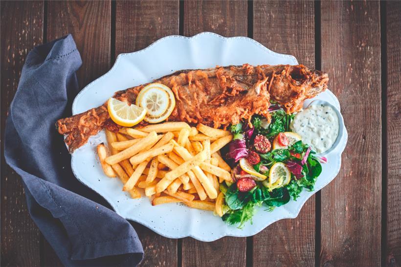 Knusprig, traditionell und beliebt: Gebackener Fisch gehört für viele Luxemburger zum Karfreitag – ob im Restaurant oder bei einem lokalen Verein
