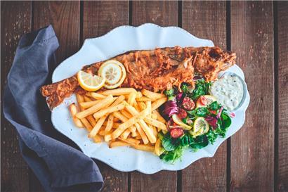Knusprig, traditionell und beliebt: Gebackener Fisch gehört für viele Luxemburger zum Karfreitag – ob im Restaurant oder bei einem lokalen Verein
