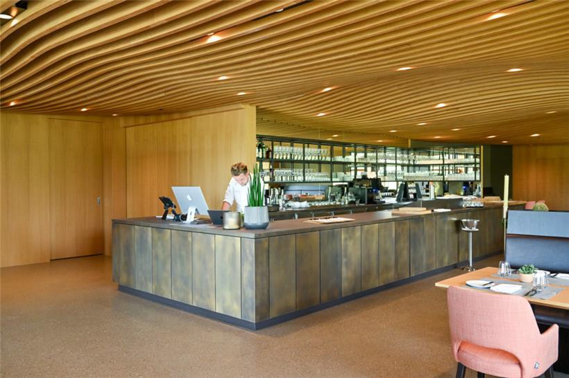 Koch Max Rüssel hinter der Theke des Restaurants „Kachatelier“ im Firmengebäude ...