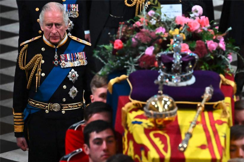 König Charles III. schreitet an der Seite des Sargs seiner verstorbenen Mutter, Queen Elizabeth II.
