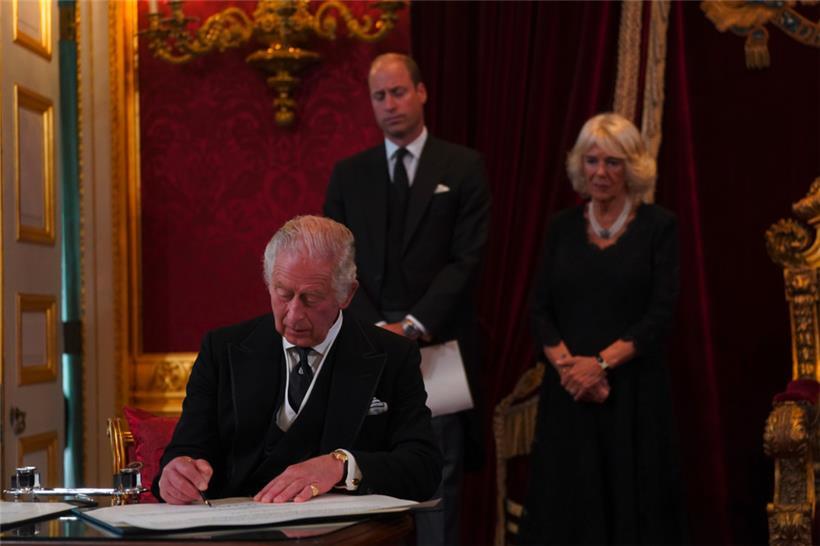 König Charles III. unterschreibt im Beisein seines Sohnes William, Prinz von Wales, und seiner Gemahlin Königin Camilla einen Eid, die Sicherheit der Kirche in Schottland zu wahren
