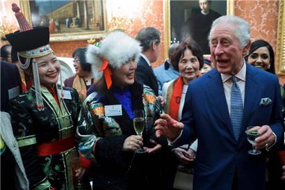 König Charles III. während einer Feier mit den britischen ost- und südostasiatischen Gemeinschaften im Buckingham Palace
