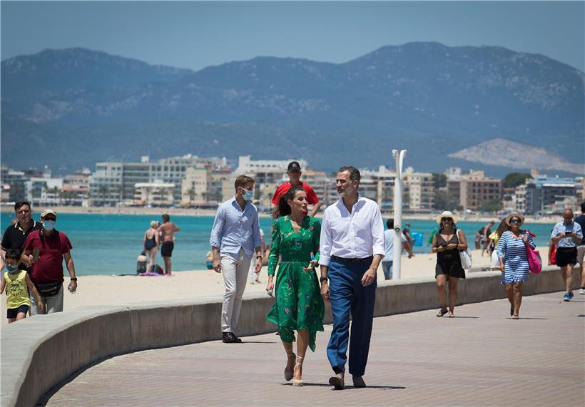 König Felipe und Königin Letizia unterwegs auf der Promenade der Playa de Palma
