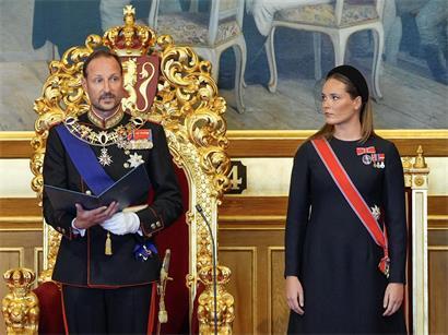König Haakon VIII. von Norwegen legt den Eid ab, während seine Tochter, Kronprinzessin Ingrid Alexandra von Norwegen, bei der Vereidigungszeremonie des neuen Königs auf die norwegische Verfassung im Hauptsaal des norwegischen Parlaments in Oslo am 1. September 2026 zusieht.