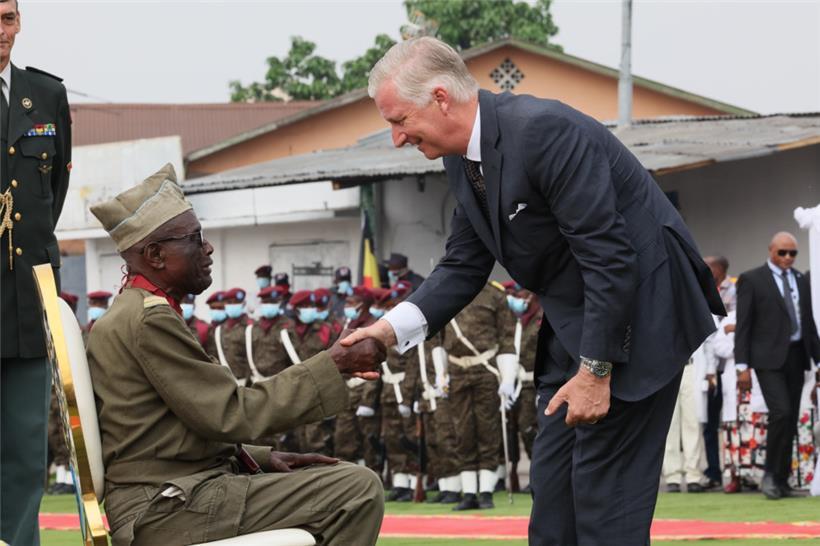 König Philippe von Belgien begrüßt Korporal Albert Kunyuku, den letzten überlebenden kongolesischen Veteranen des Zweiten Weltkriegs, bei einer Kranzniederlegung am „Mémorial aux anciens combattants“ während eines offiziellen Besuchs des belgischen Königspaares in der Demokratischen Republik Kongo
