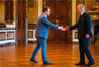König Philippe von Belgien (r.) schüttelt dem belgischen Premierminister Bart De Wever (l.) während der Vereidigungszeremonie die Hand
