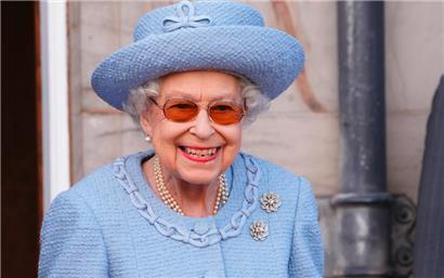 Königin Elizabeth II. lächelt während ihrer Ankunft bei der Reddendo-Parade der Queen’s Body Guard for Scotland (auch bekannt als Royal Company of Archers) in den Gärten des Palace of Holyroodhouse 
