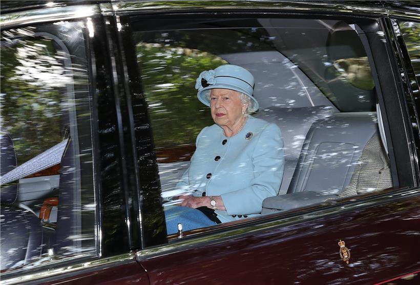 Königin Elizabeth II. sitzt in einer Limousine nach ihrem Besuch des Sonntagsgottesdienstes in Crathie Kirk bei Balmoral in Schottland
