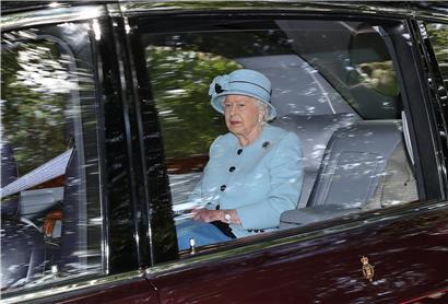 Königin Elizabeth II. sitzt in einer Limousine nach ihrem Besuch des Sonntagsgottesdienstes in Crathie Kirk bei Balmoral in Schottland
