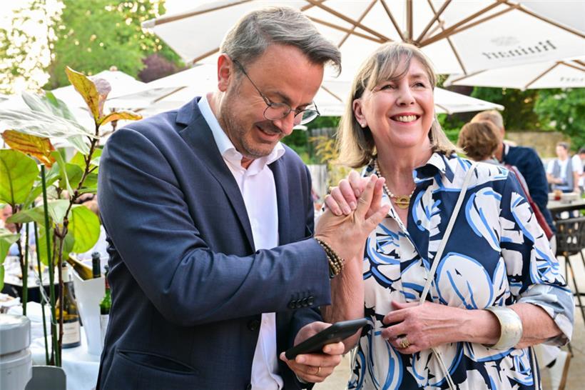 Können einander auf die Schulter klopfen: Premierminister Xavier Bettel sowie die alte und neue Bürgermeisterin aus Luxemburg-Stadt Lydie Polfer
