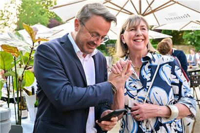 Können einander auf die Schulter klopfen: Premierminister Xavier Bettel sowie die alte und neue Bürgermeisterin aus Luxemburg-Stadt Lydie Polfer
