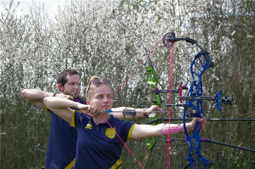 Können sich aufeinander verlassen: die Bogenschützen Mariya Shkolna und Pit Klein beim gemeinsamen Training
