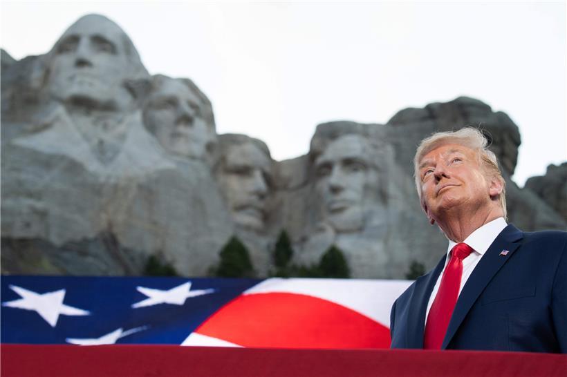 Können sich nicht wegdrehen: Am Vorabend zu Nationalfeiertag gab es am Mount Rushmore eine die amerikanische Nation weiter spaltende Trump-Rede
