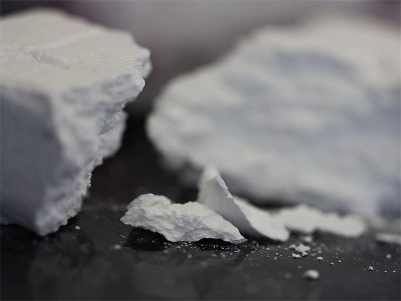 Kokainpulver auf weißem Hintergrund symbolisiert hohe Gewinnmargen im illegalen Drogenhandel