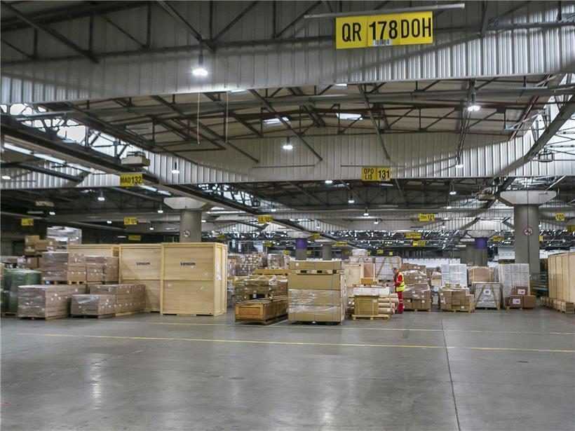 Kokainpulver auf Industrieausrüstung in brasilianischem Hafen, Symbol für Drogenhandel und Schmuggel in Brasilien