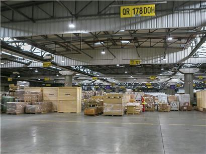 Kokainpulver auf Industrieausrüstung in brasilianischem Hafen, Symbol für Drogenhandel und Schmuggel in Brasilien