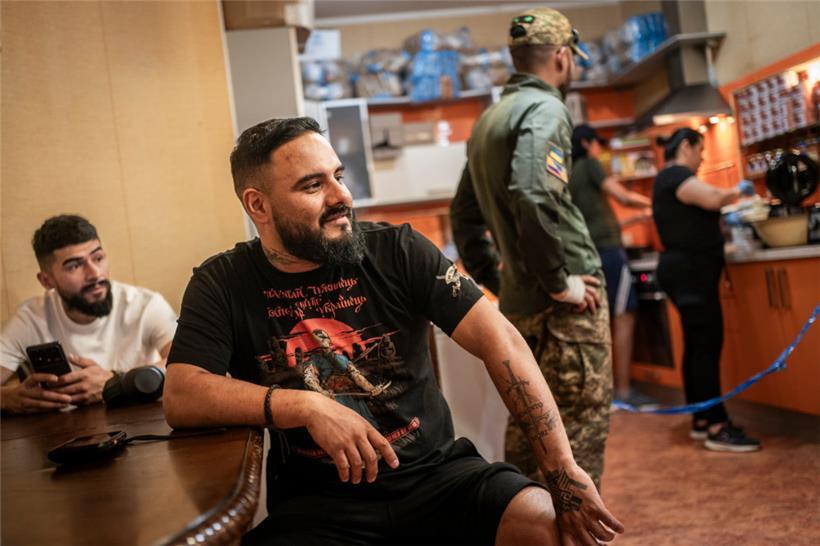 Kolumbianische Kämpfer der 13. Chartija-Brigade in ihrem Wohnhaus nahe Charkiw
