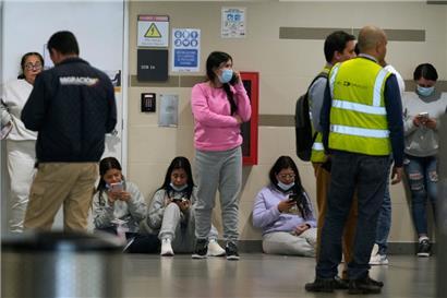 Kolumbianische Migranten, die aus den Vereinigten Staaten abgeschoben wurden, warten nach ihrer Ankunft im Flughafen El Dorado in Bogotá
