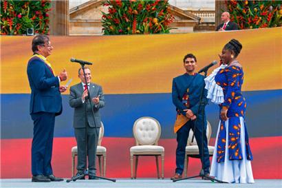 Kolumbiens Präsident Gustavo Petro (l.) vereidigt die neue Vizepräsidentin des Landes, Francia Marquez
