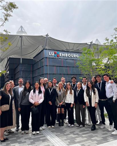 Komitee und Mitglieder der Anesec vor dem Luxemburger Pavillon bei der Weltausstellung dieses Jahr in Osaka
