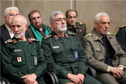 Kommandeure der Kuds-Truppe des Korps der Islamischen Revolutionsgarden (IRGC) und Esmail Qa’ani (M) 
