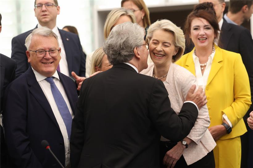 Kommissionsmitglieder gratulieren Ursula von der Leyen, unter ihnen der luxemburgische EU-Kommissar Nicolas Schmit (l.)
