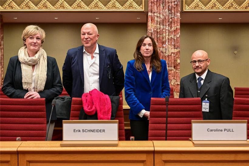 Kommissionspräsidentin Francine Closener mit den Petenten Marc Gerges, Caroline Pull und Erik Schneider (v.l.)
