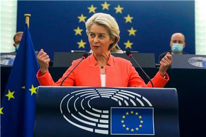 Kommissionspräsidentin Ursula von der Leyen kündigte mehrere Initiativen an, wie etwa eine europäische Strategie im Bereich der Pflege, ein Gesetz zur Bekämpfung von Gewalt gegen Frauen sowie ein Medienfreiheitsgesetz
