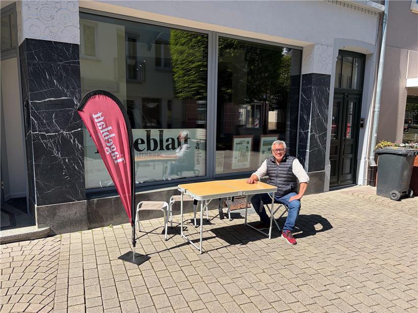 Besucher trinken Kaffee in der Tageblatt-Pop-up-Redaktion in Grevenmacher, gemütliche Atmosphäre, lokales Event