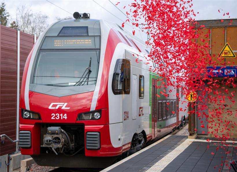 Konfetti! Pünktlich zu Karneval rollt der erste (symbolische) CFL-Zug am beim Festakt am Mittwoch durch den Bahnhof Trier-Ehrang. 
