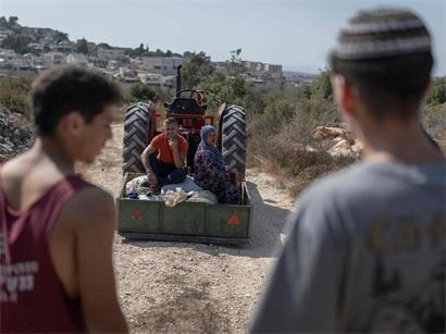Konflikt im von Israel besetzten Westjordanland: Israelische Siedler (Vordergrund) konfrontieren eine palästinensische Familie